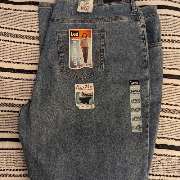 Lee Women’s Relaxed Fit Straight Leg Jeans - Picture 2 of 4